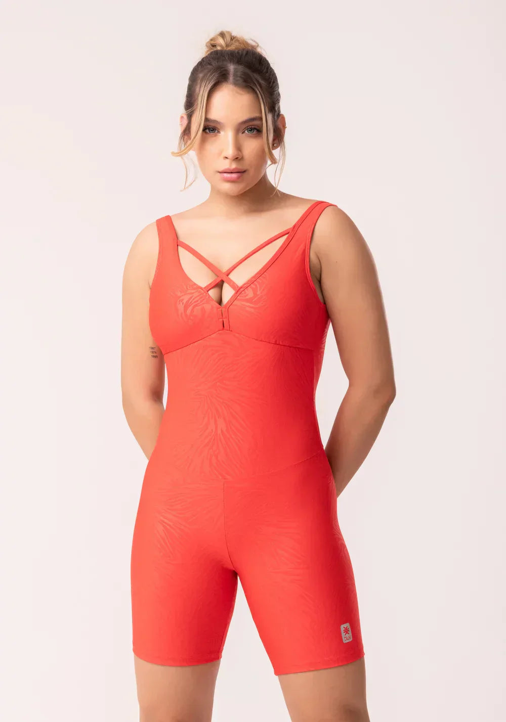 Macacão curto com bojo shine vermelho texturizado