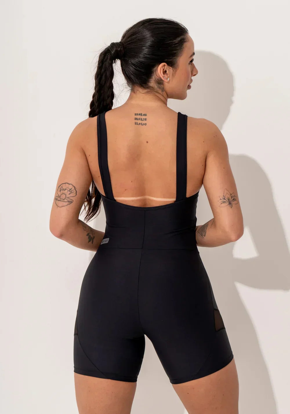 Macacão curto fitness preto com bojo e recortes em tule intense