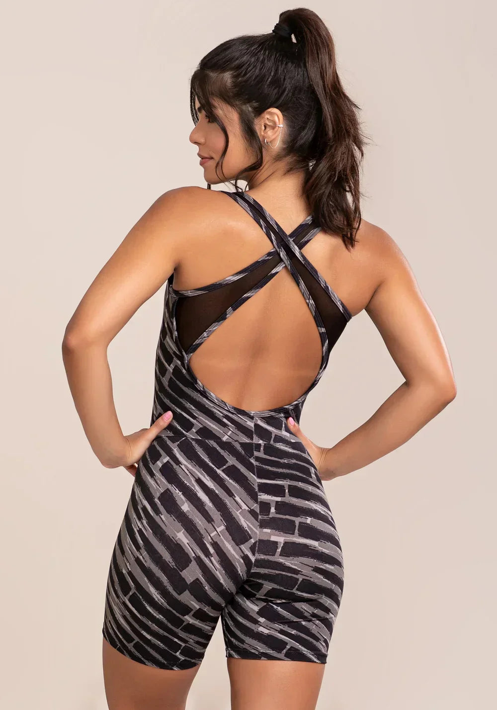 Macacão curto fitness feminino euphoria com recortes em tule estampa brush black