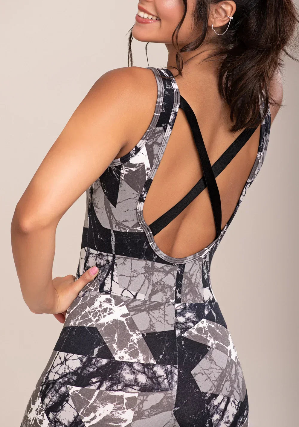 Macacão curto fitness feminino euphoria com elástico cruzado estampa abstract marble