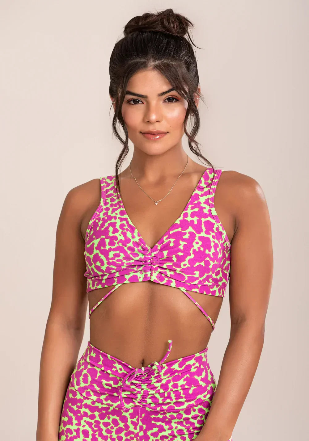 Conjunto Short + Top fitness feminino euphoria com franzido e amarração estampa spot green