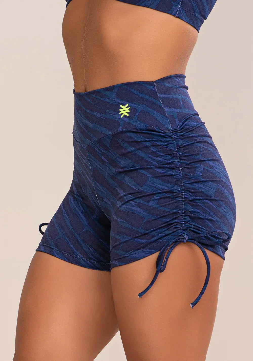 Conjunto Short + Top fitness feminino euphoria com franzido e amarração estampa brush blue