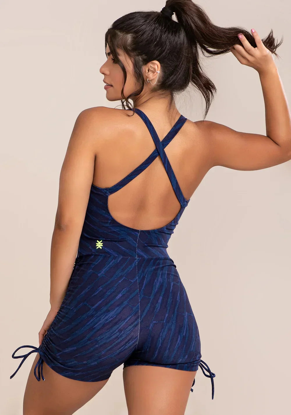 Macacão curto fitness feminino euphoria com franzido e amarração estampa brush blue