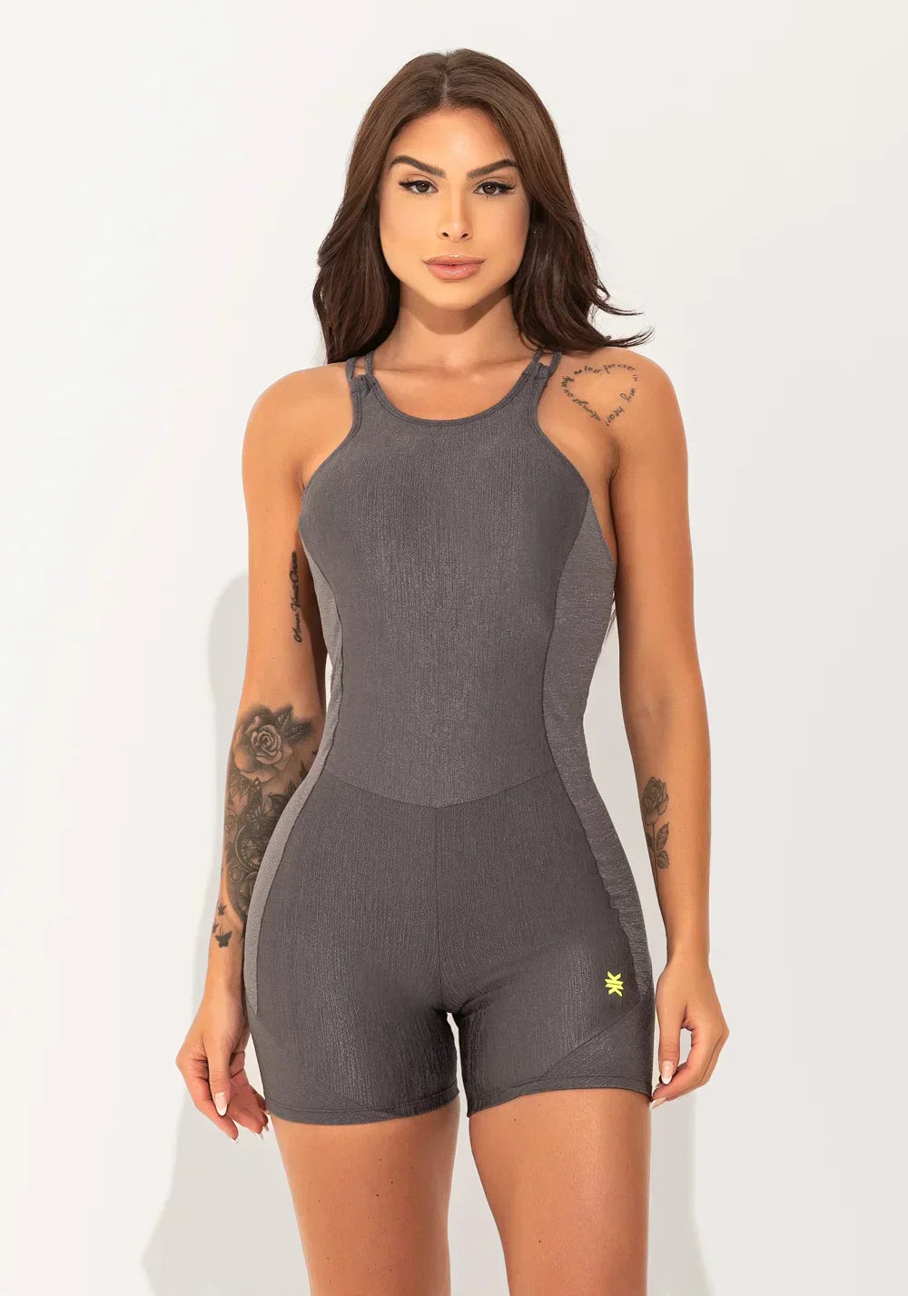 Macacão curto fitness feminino cinza texturizado com alças cruzadas elegance