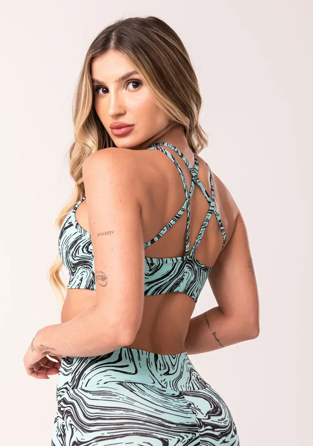 Conjunto Short + Top fitness feminino verde com alça dupla estampado abstract duo euphoria