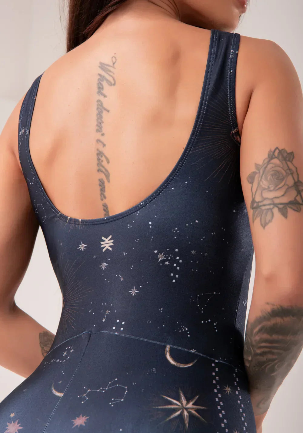 Macaquinho fitness feminino estampado supernova astral