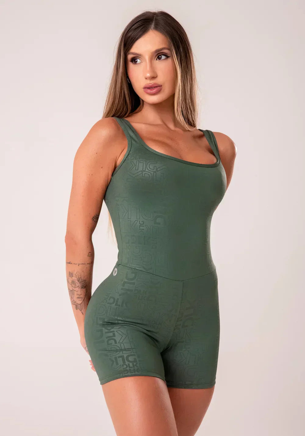 Macaquinho fitness feminino verde com decote quadrado logomania reflections
