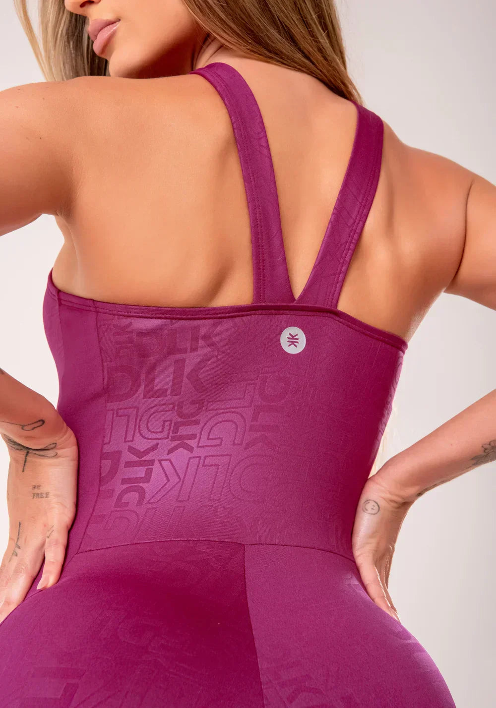 Macaquinho fitness feminino vinho com cava americana logomania reflections