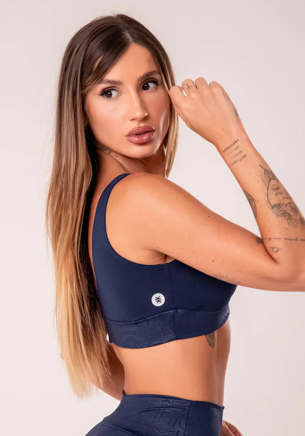 Conjunto Short + Top fitness feminino azul marinho com recortes logomania reflections