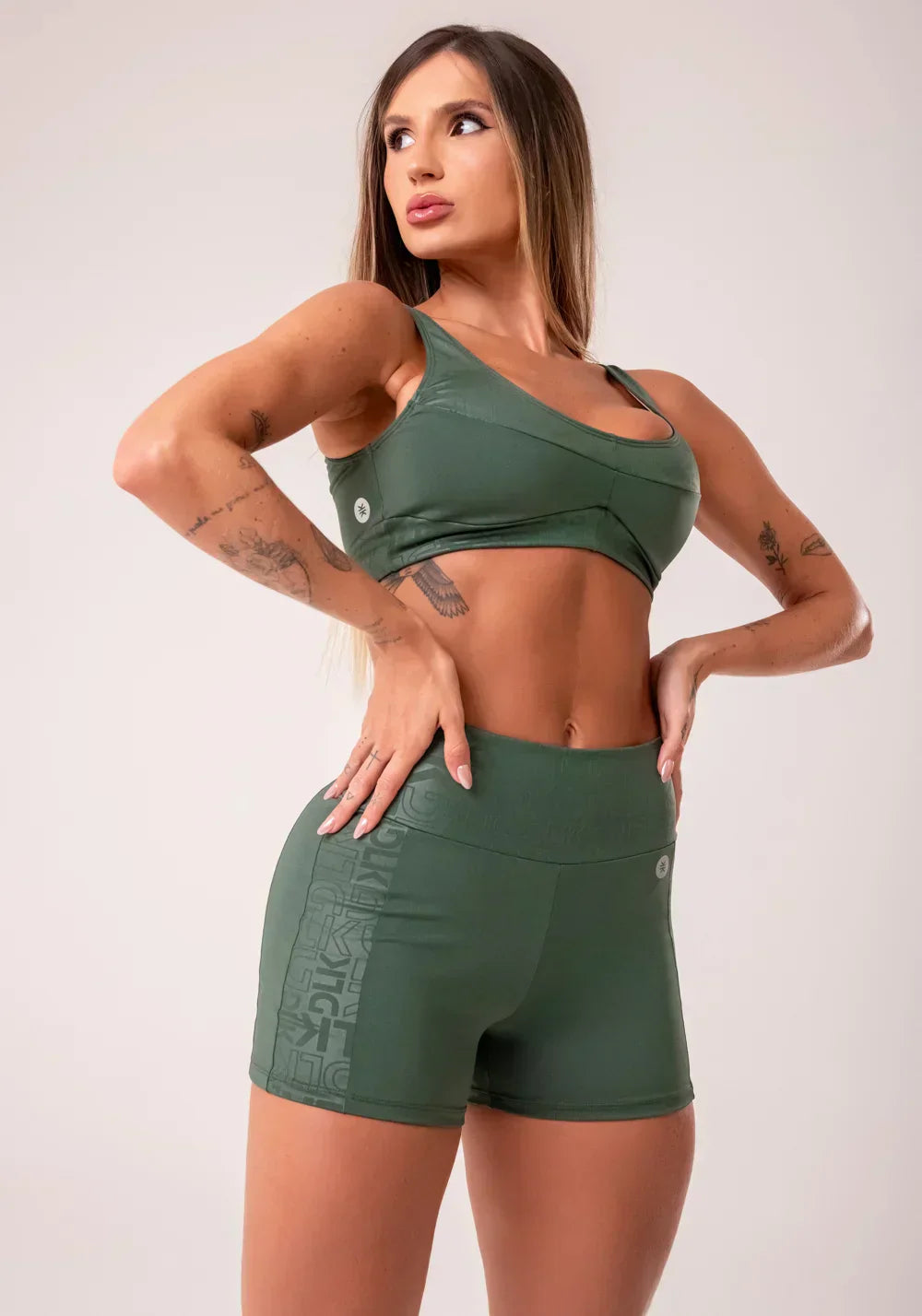 Conjunto Short + Top fitness feminino verde com recortes logomania reflections