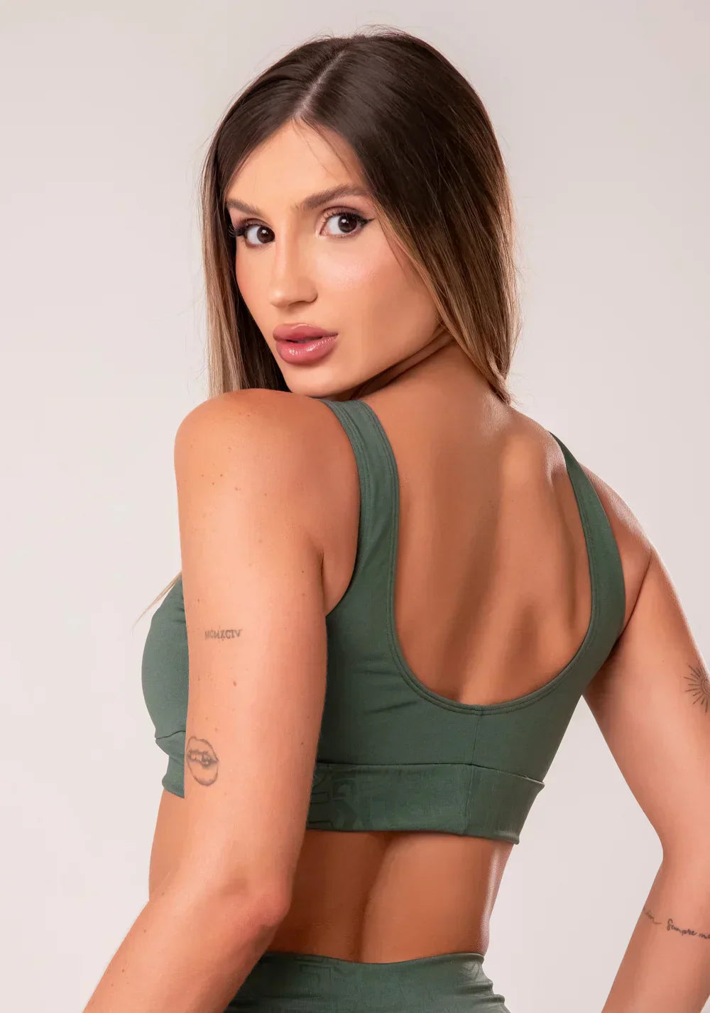 Conjunto Short + Top fitness feminino verde com recortes logomania reflections