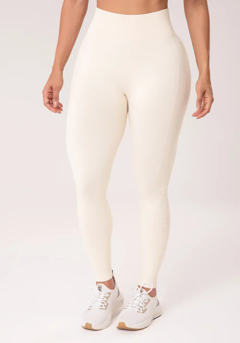 Conjunto Legging + Top fitness feminino creme texturizado com detalhe vazado seamless+