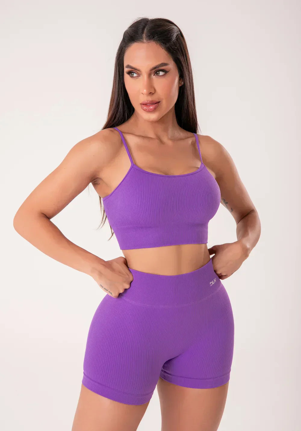 Conjunto Short + Top fitness feminino roxo lavanda canelado com bojo e alças reguláveis seamless