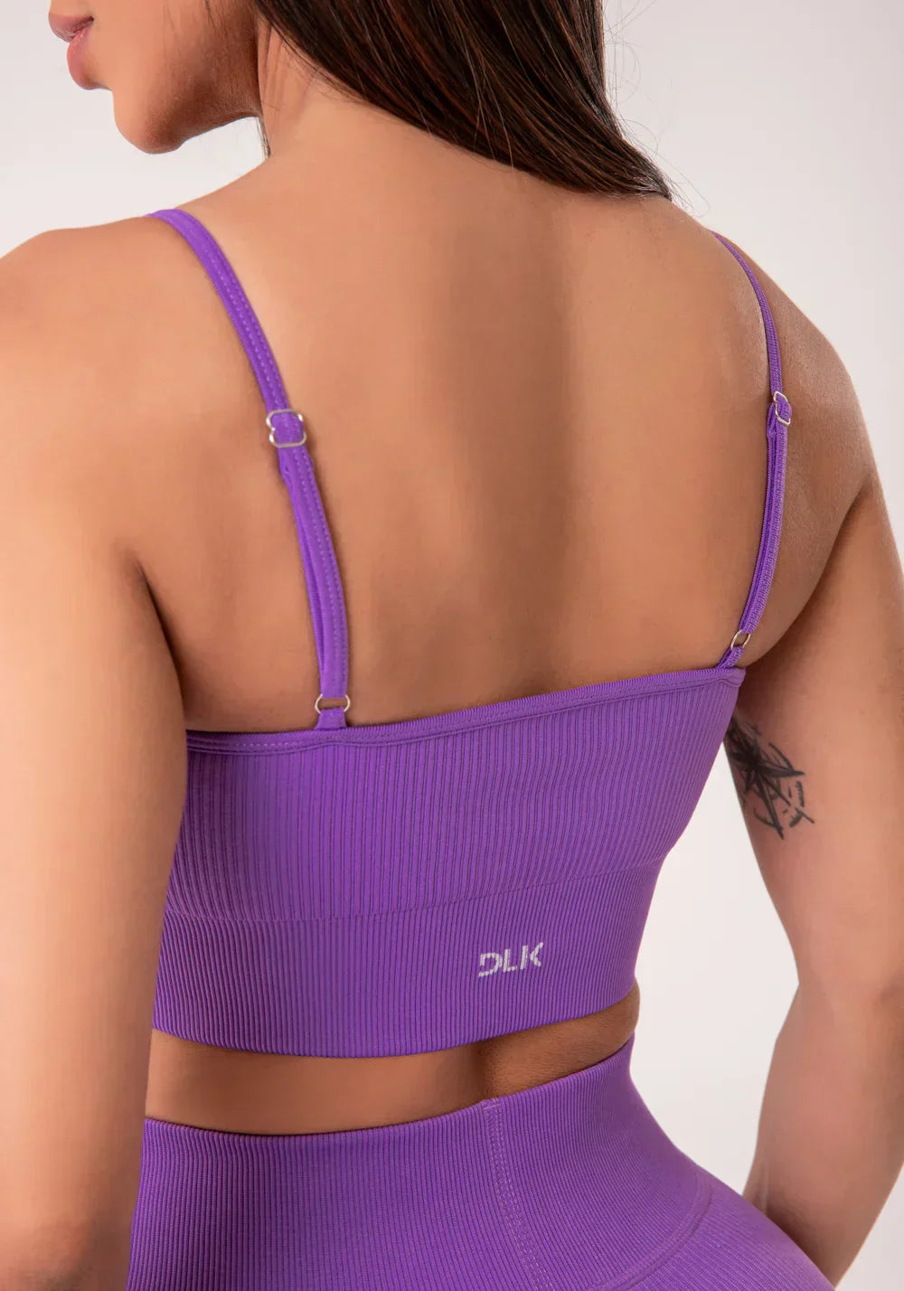 Conjunto Short + Top fitness feminino roxo lavanda canelado com bojo e alças reguláveis seamless