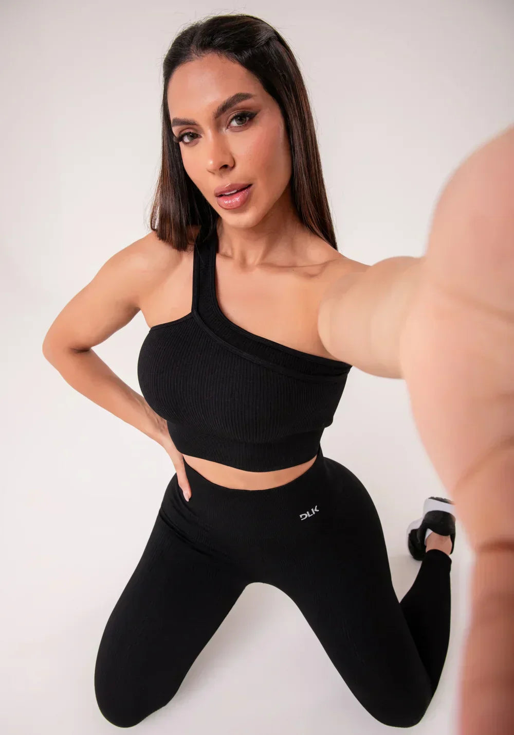 Conjunto Legging + Top fitness feminino um ombro só preto canelado com bojo seamless+