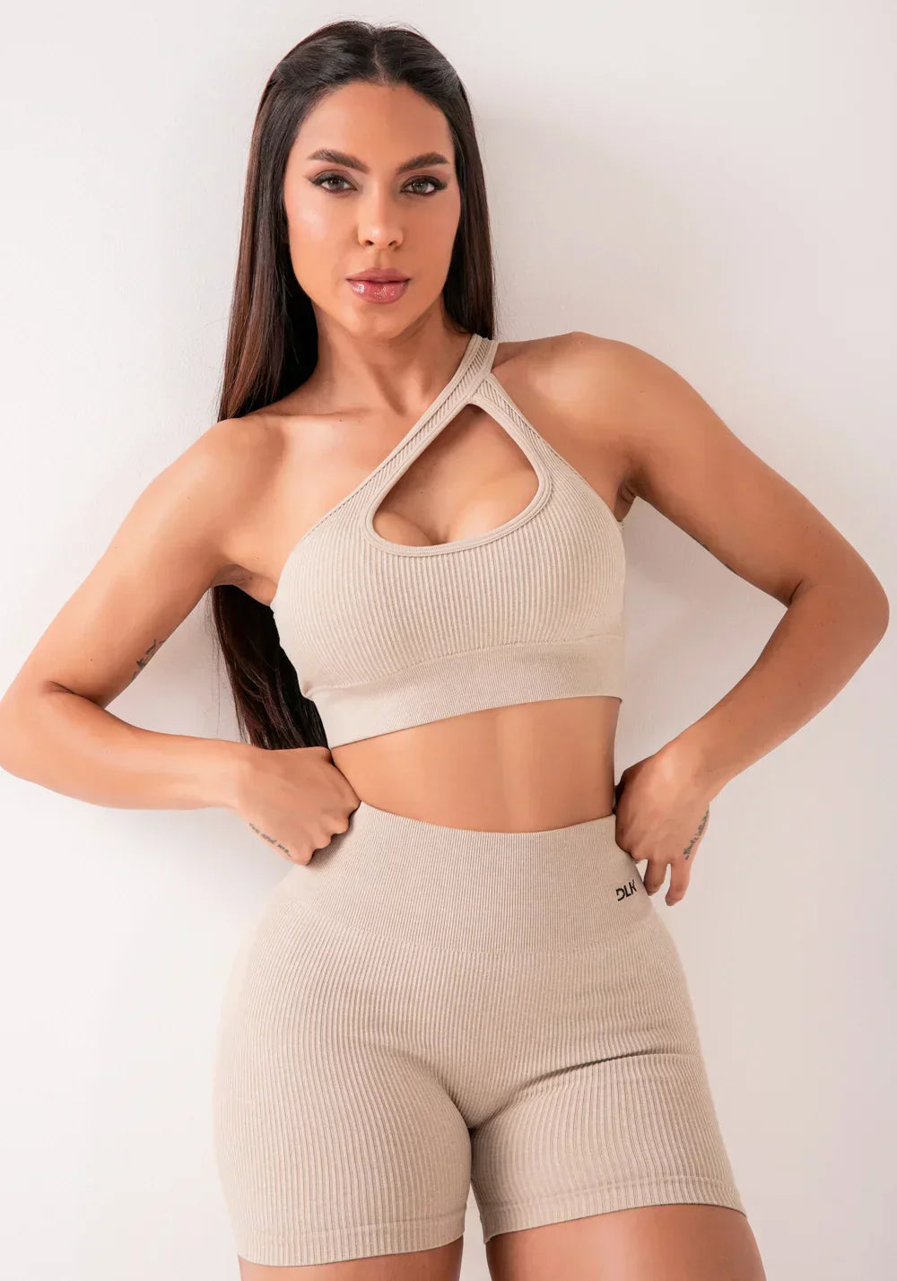 Conjunto Short + Top fitness feminino areia canelado com bojo e detalhe vazado seamless