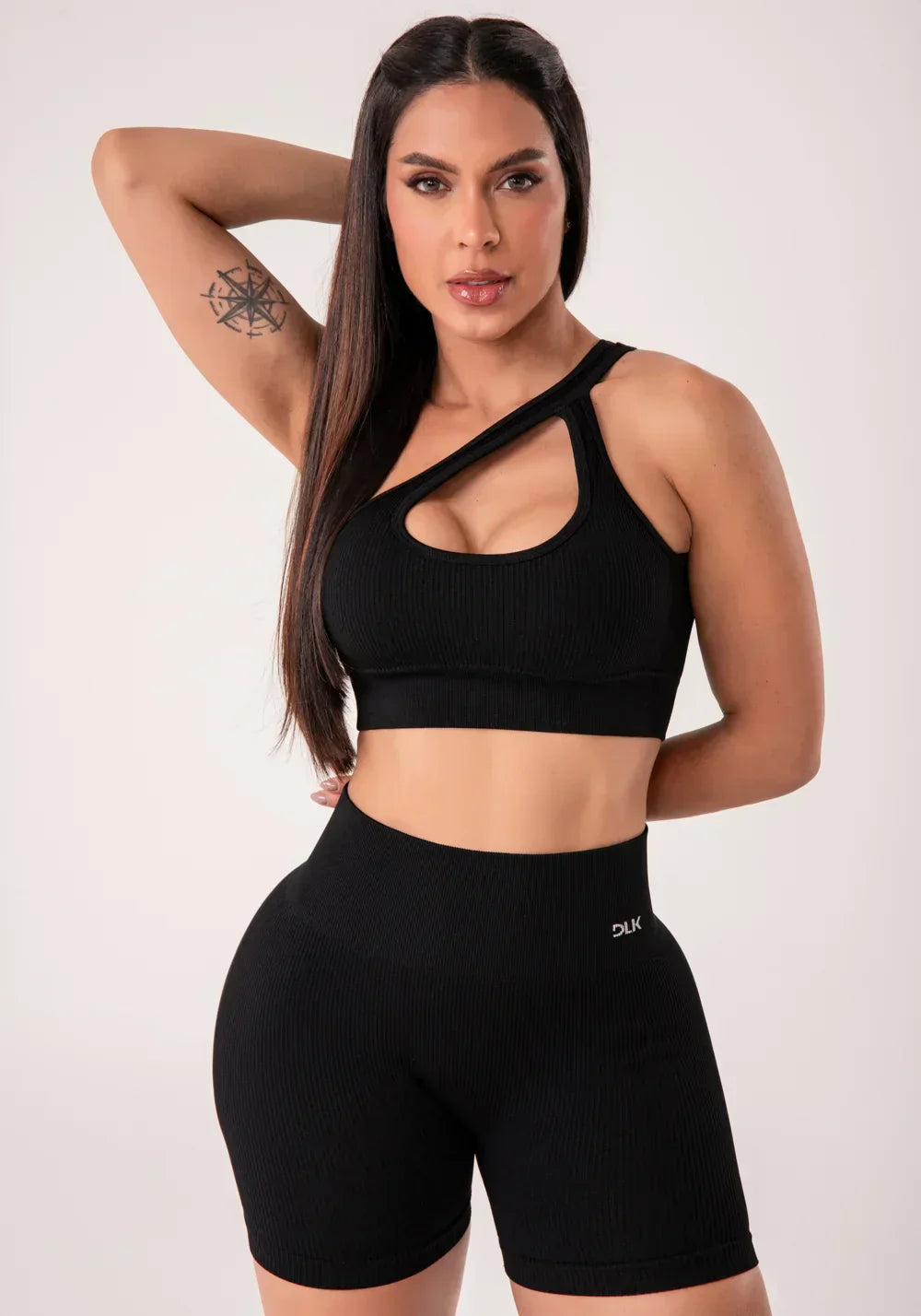 Conjunto Short + Top fitness feminino preto canelado com bojo e detalhe vazado seamless