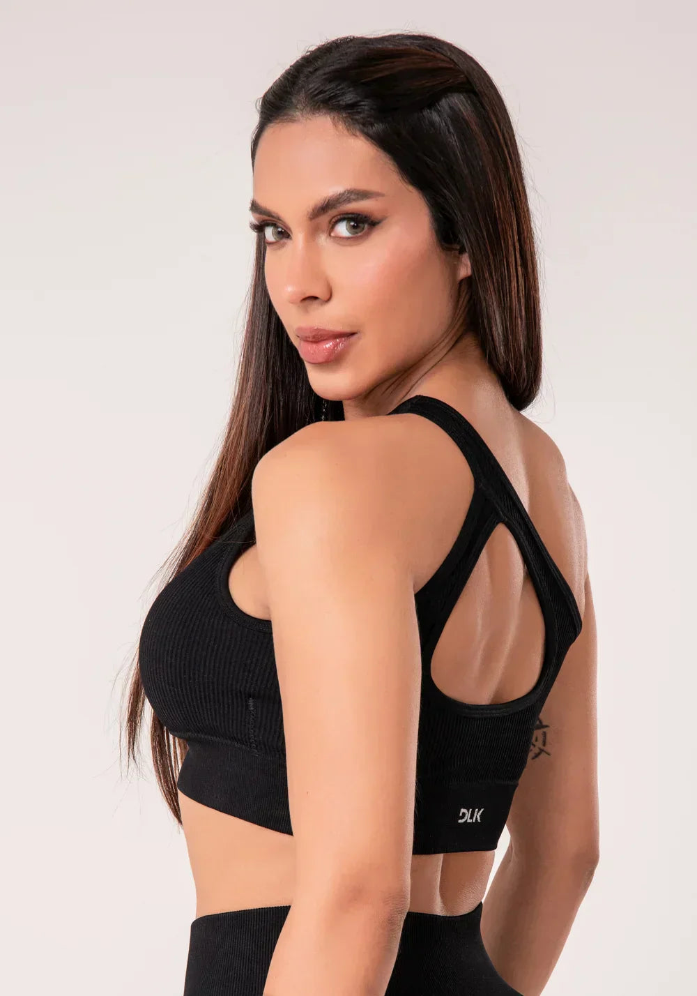 Conjunto Short + Top fitness feminino preto canelado com bojo e detalhe vazado seamless