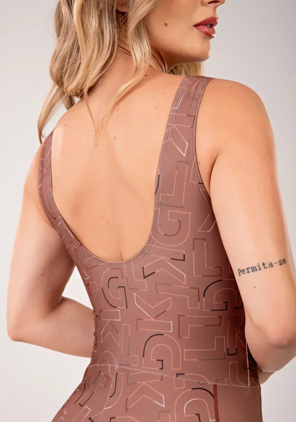 Macaquinho fitness feminino estampado logomania marrom printed mousse