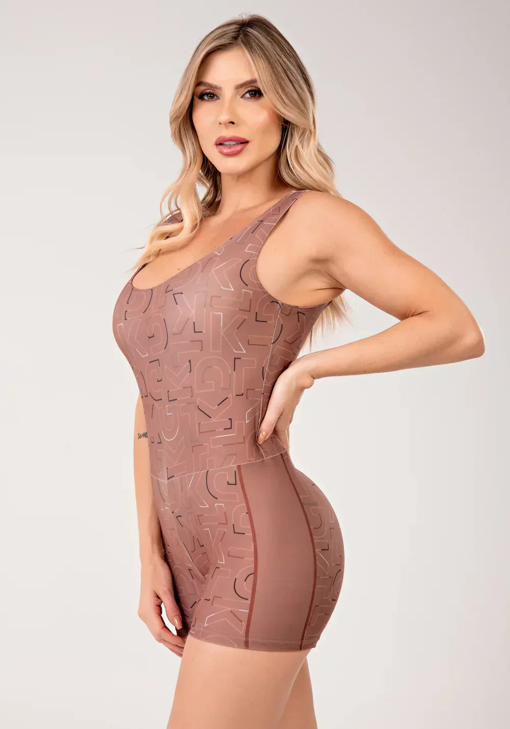 Macaquinho fitness feminino estampado logomania marrom printed mousse