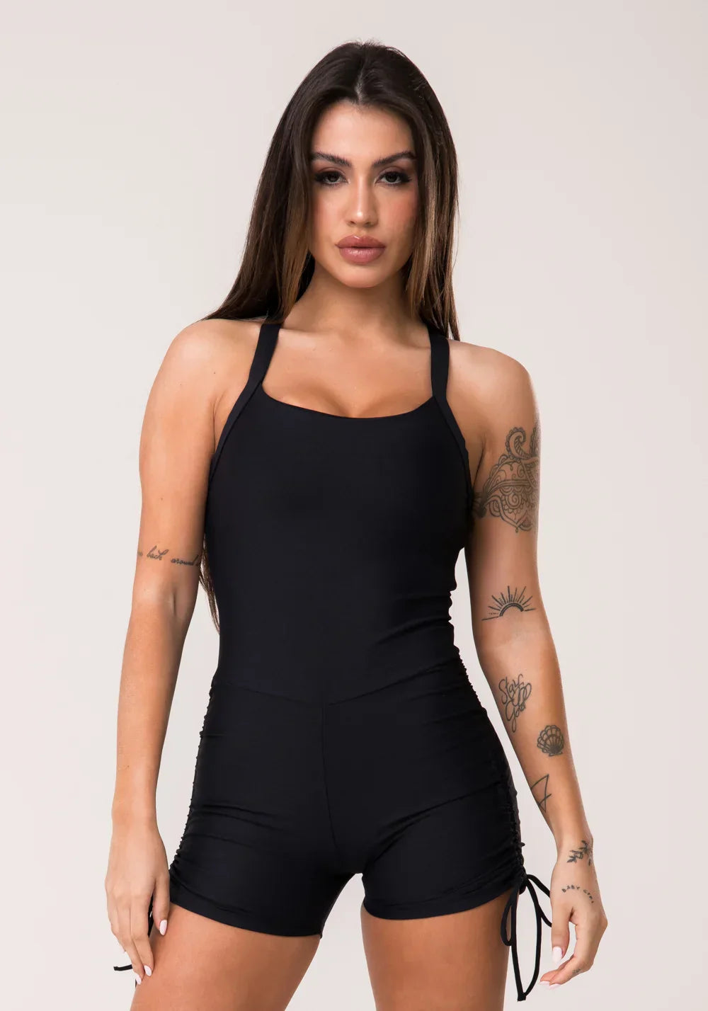 Macaquinho fitness feminino preto com franzido aura