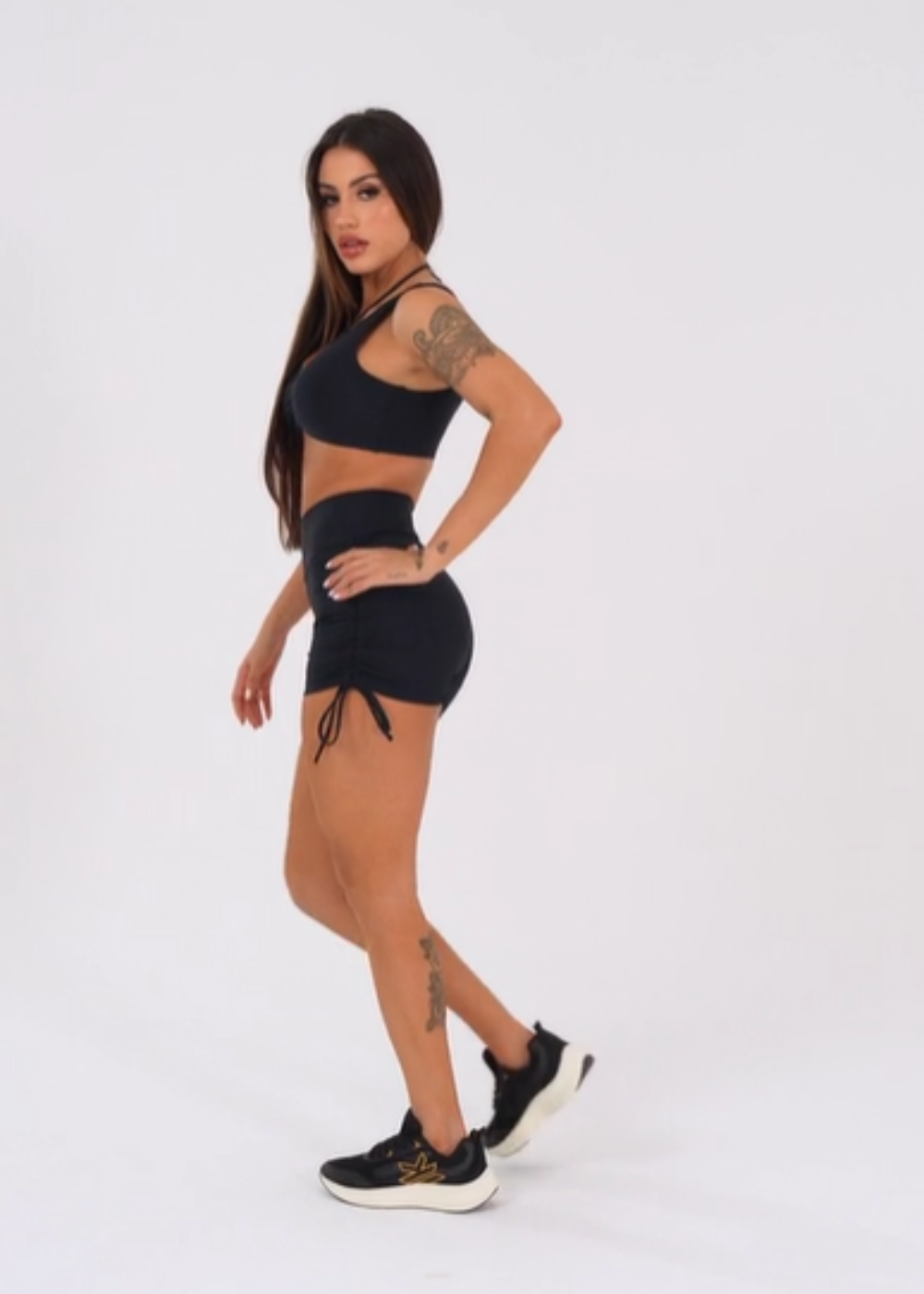 Conjunto Short + Top fitness feminino preto com franzido e amarração aura