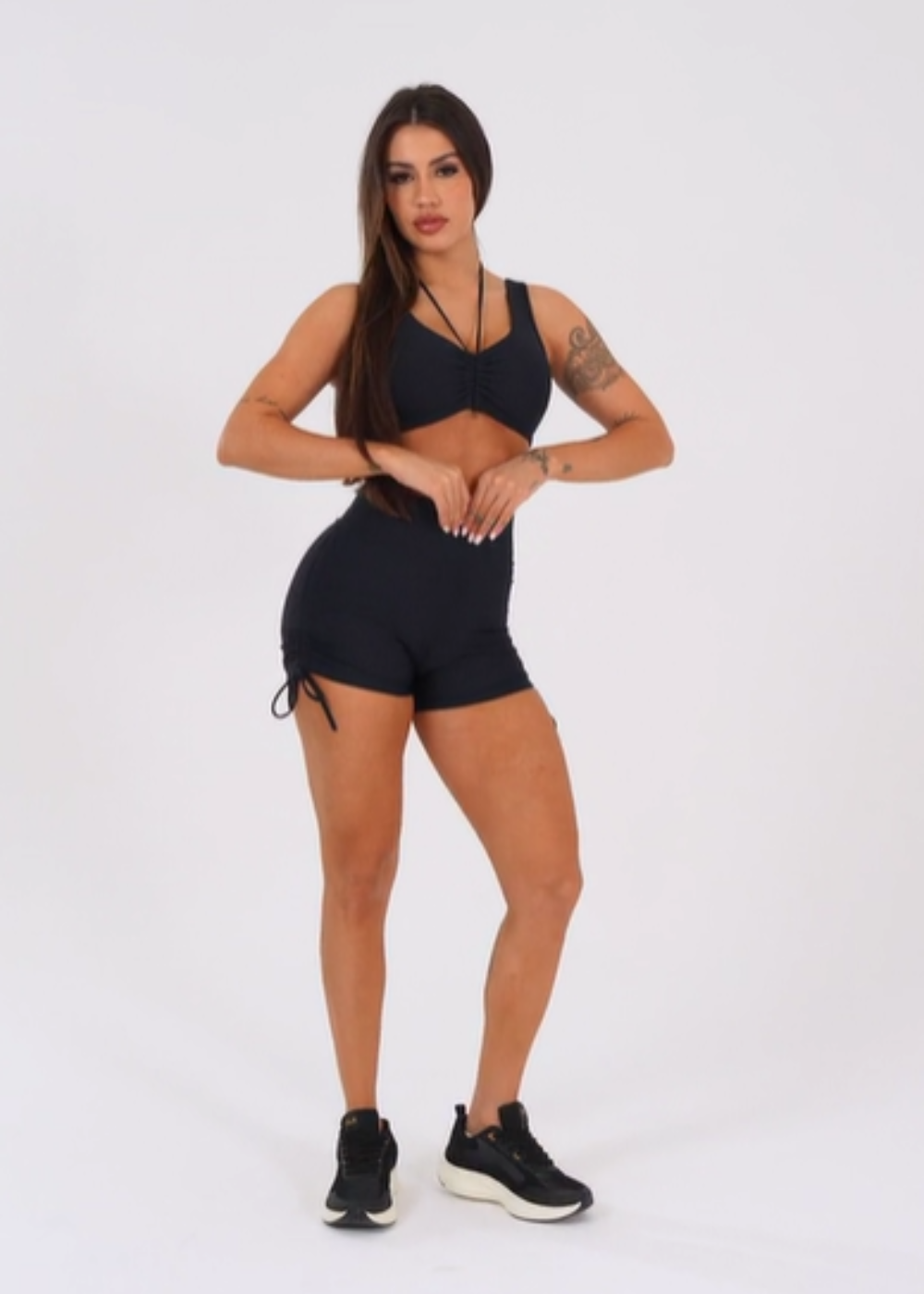 Conjunto Short + Top fitness feminino preto com franzido e amarração aura